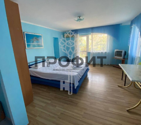 Коммерческая 465 кв. м, Крым республика, город Алушта, улица Ленина, дом 13