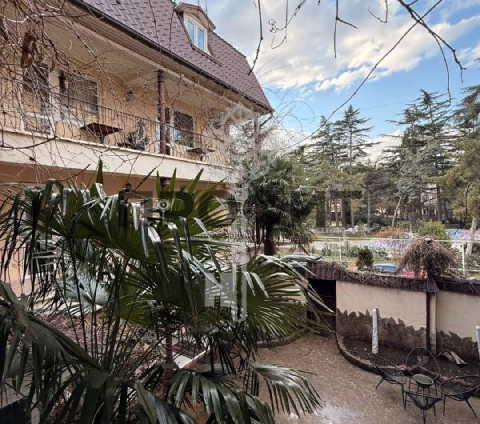 Коммерческая 465 кв. м, Крым республика, город Алушта, улица Ленина, дом 13