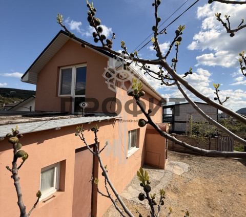 Дом 93.9 кв. м, Крым республика, город Алушта, переулок Клубничный