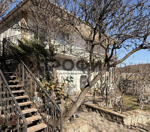 Дом 114 кв. м, Крым республика, город Алушта, село Изобильное, улица Центральная, дом 50