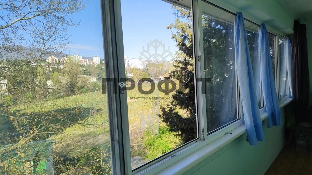 Квартира 50.6 кв. м, Крым республика, город Алушта, улица Платановая, дом 8